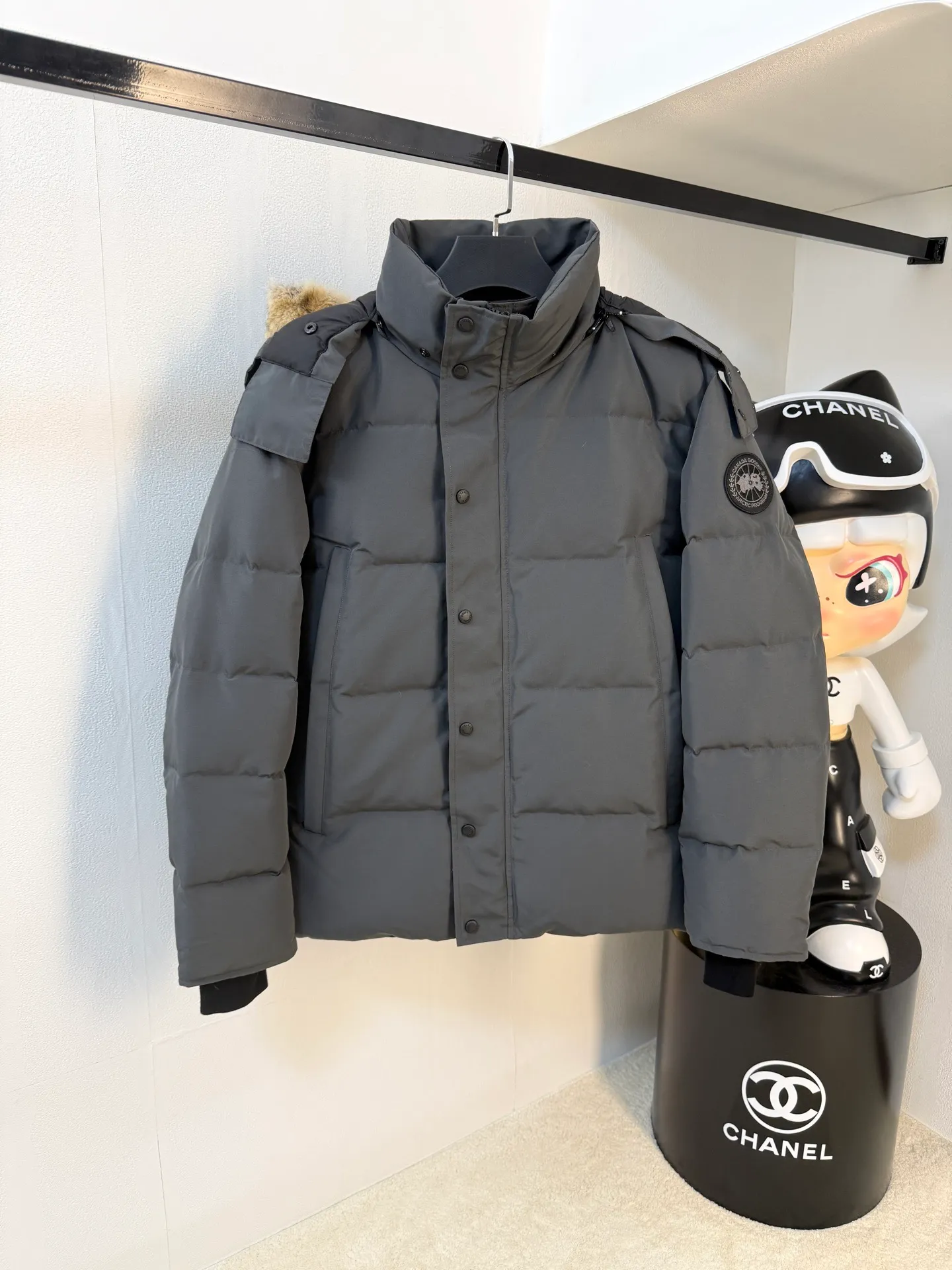 P880 CANADA.GOOSE】🇨🇦The top original New Expedition limited edition Parker short model Canada🦢 One of the most popular models of Goose brand in 2024 winter! No more worries about wearing different clothes on the street. Top original analysis. Analysis 1 (Wolf Hair): It is guaranteed that the fur collars received by all customers are cleaner than the color. Each wolf hair is 43cm long and 16cm wide, all made from wild first-grade gray wolf skins in western Canada! Analysis 2 (Trademark): We use custom-dyed embroidery thread, which truly achieves 100% trademark, ensuring that the embroidery thread is completely consistent with ZP, with zero color difference and 100% true-to-version reproduction of map letters! (We can guarantee that no one in our industry is more attentive and professional than us!) Analysis 3 (fabric): The new expedition model is made of two fabrics, instead of the old expedition 21-count all-round fabric! The front piece is made of 18-count glue and the back piece (sleeves) is made of pongee fabric! While ensuring the 5-level cold protection index, it also ensures the comfort and fit of the upper body. The fabric is as comfortable as the old Expedition 5-level cold protection index. Analysis 4 (auxiliary materials): The original molded land mine buckle, comma buckle, zipper embryo, four-button buckle, and washed, labeled and dyed cuff threads are not 100% flawless, and there are also velvet runoffs, and most of the wolf fur is mainly eastern yellow wolf fur. (Because our wolf skins are all auctioned at the same auction house) There is an auction list to prove it. Note: During the production process, some businesses add waste silk, 50% velvet, hand-feel velvet, etc. into the clothes in order to maximize profits! But on the outside of the clothes, they use good fabrics and match them with good wolf fur. They say it is purchasing agent grade 90 white duck down, or even more exaggeratedly, it is white goose down, to fool the layman! (Please consult the official website. All styles are made of white duck down) Sizes XS-XXL